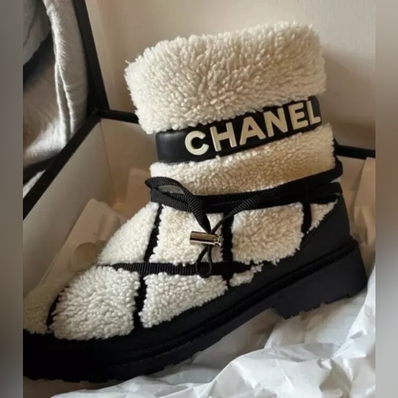 CHANEL shearling logo booties CC black and white size 38 RARE - Picture 1 of 7
